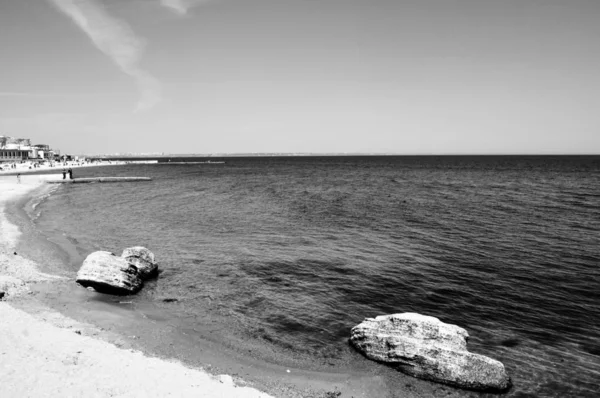 夕方の海の美しい風景 白黒写真 — ストック写真