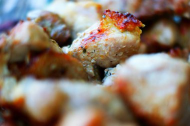 Beyaz arka planda izole edilmiş şişler Domuz şiş kebabı yok