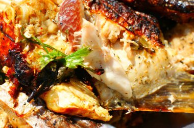 Izgara balık lar tehlikede. Duman kokusu