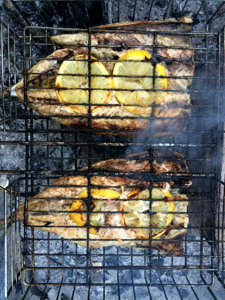 Przepiórka z cytryną z grilla na grillu — Zdjęcie stockowe