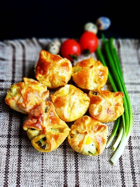 Fried Khinkali with Quail Eggs, Tomato and Fresh — Stock Photo, Image