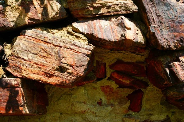 Alte Mauer aus großen Steinen aus Eisenerz gebunden. — Stockfoto