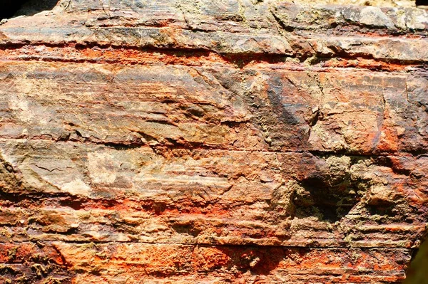 Старовинна стіна з великих каменів залізної руди пов'язана . — стокове фото