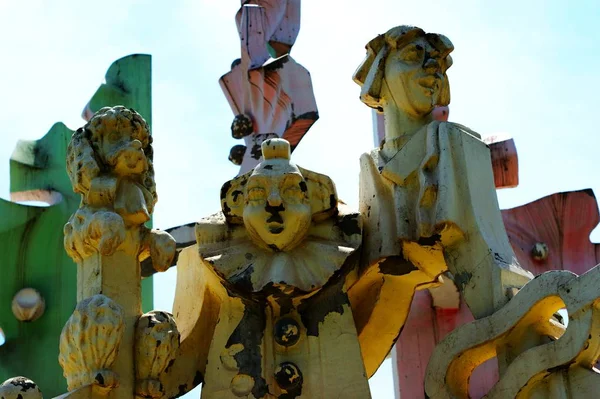 Stare porzucone rzeźby klaunów z peeling farby. — Zdjęcie stockowe