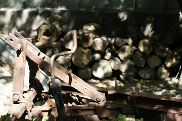 Vieille charrue rouillée, détails sur le fond de bois de chauffage . — Photo