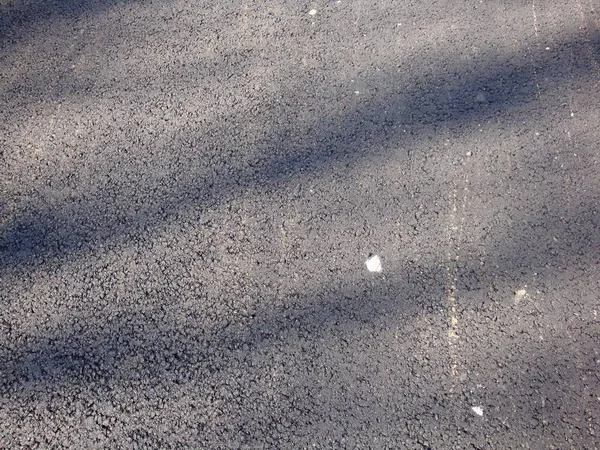 Grondement de surface rugueux d'asphalte, route graineuse grise goudronnée — Photo