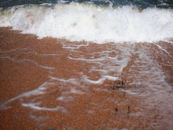 Habos hullámok a tenger a homokos tengerparton. Habos hullám tekercs — Stock Fotó