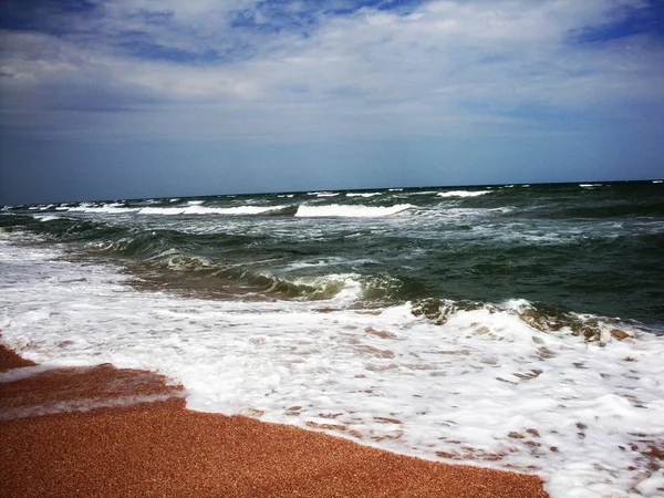 软波溅到大海或海洋上。令人难以置信的泡沫波 — 图库照片