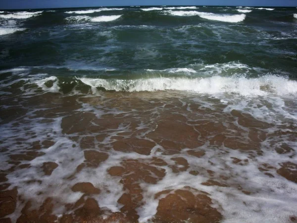 Skummande vågor av havet på sandstranden. Skummande våg rullar — Stockfoto