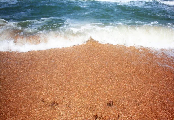 Habos hullámok a tenger a homokos tengerparton. Habos hullám tekercs — Stock Fotó