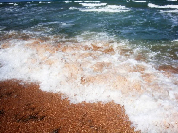 软波溅到大海或海洋上。令人难以置信的泡沫波 — 图库照片