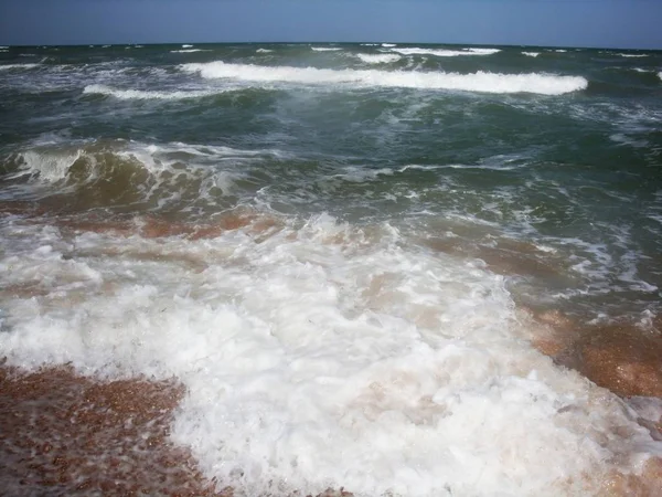 Soft Wave Splash na morzu lub oceanie. Niesamowite pieniaste fale — Zdjęcie stockowe