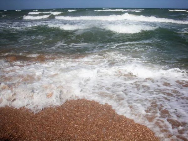 समुद्र या समुद्र पर नरम लहर स्प्लैश। अविश्वसनीय फोमी लहरें — स्टॉक फ़ोटो, इमेज