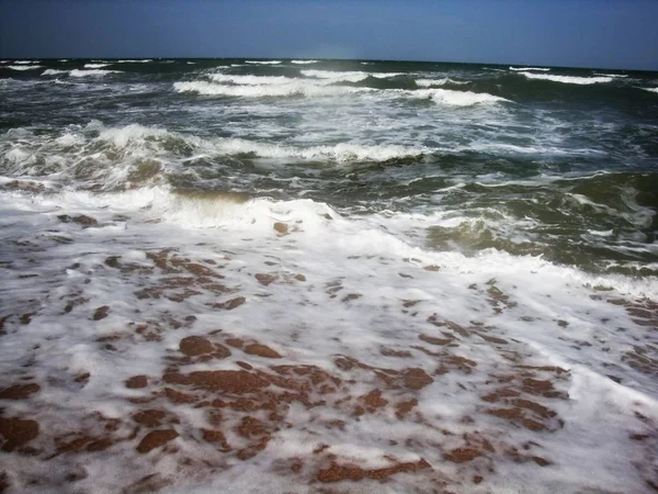 समुद्र या समुद्र पर नरम लहर स्प्लैश। अविश्वसनीय फोमी लहरें — स्टॉक फ़ोटो, इमेज