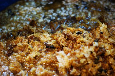 Bal balmumu peteklerden temizlenir. Doğal ürün