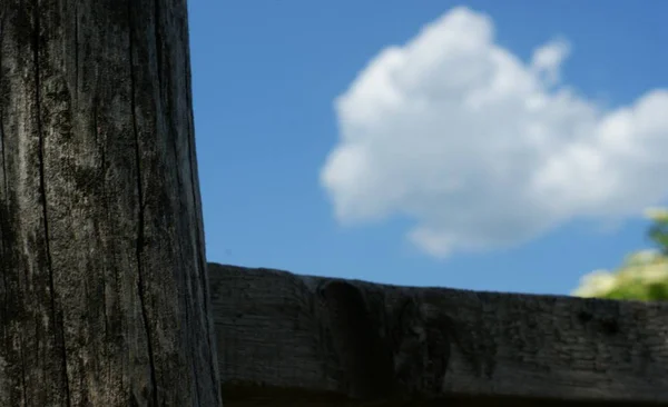 Ξύλινο παλιό καφέ σημείο σταυροδρόμι σε ένα γαλάζιο ουρανό με σύννεφα — Φωτογραφία Αρχείου