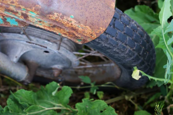 Cadena trasera oxidada y piñón de rueda de motocicleta — Foto de Stock