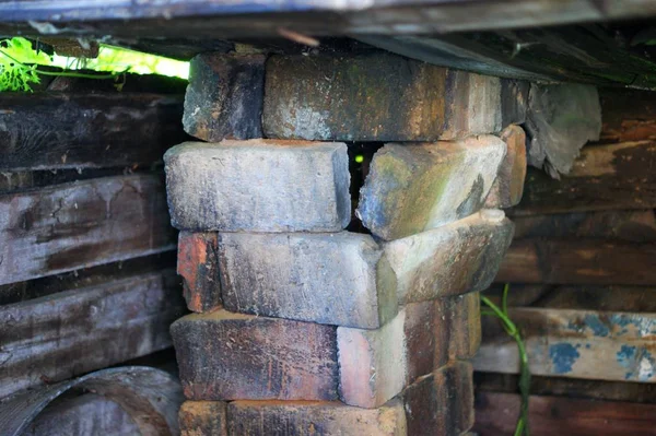 Antigua chimenea pila ruina en un viejo jardín amurallado —  Fotos de Stock