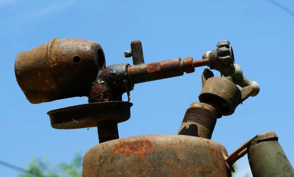 Vieux outils rouillés, ciseaux, marteau sur un vieux fond de table en bois — Photo