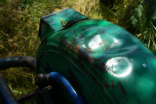 Cadena trasera oxidada y piñón de rueda de motocicleta — Foto de Stock