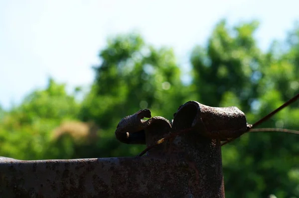 Antiguo poste oxidado hecho de rieles de hierro — Foto de Stock