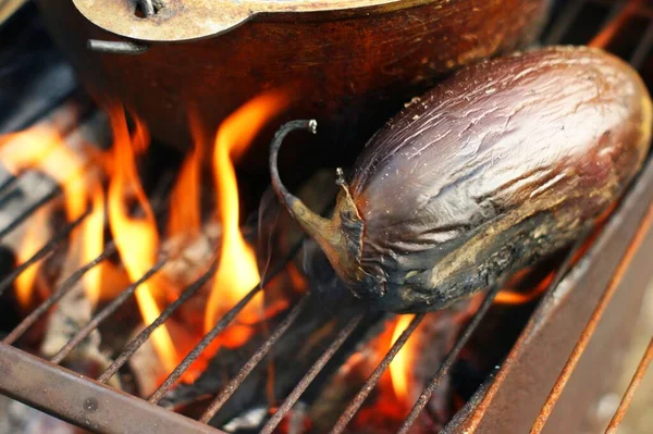 Ikan sup dan terong berada di panggangan di tiang pancang . — Stok Foto