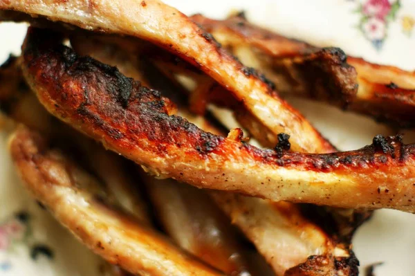 Irisan daging babi panggang. Sudah makan iga goreng — Stok Foto