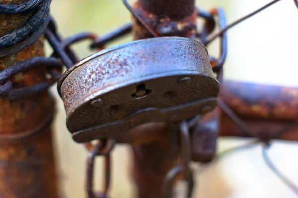 Vieux cadenas rouillé qui ferme la porte — Photo