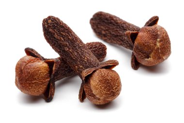 Üç karanfil beyaz arka plan üzerinde izole