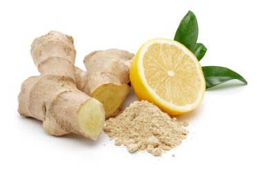 Zencefil kökü ve üzerinde beyaz izole limon tozu