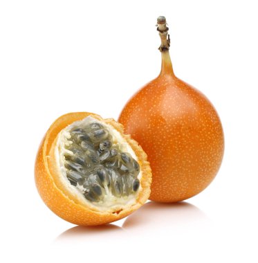 Taze granadilla beyaz arka plan üzerinde izole