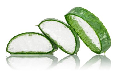 Taze aloe vera beyaz arka plan üzerinde izole dilimlenmiş