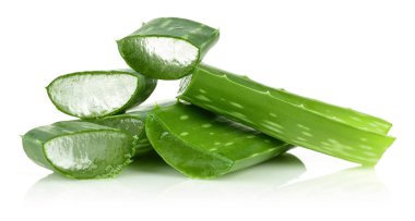 Taze aloe vera beyaz arka plan üzerinde izole dilimlenmiş