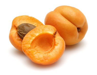 Beyaz arka plan üzerinde izole taze olgun kayısı. Stüdyo vurdu.