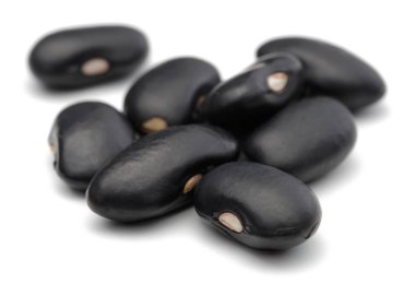 Siyah fasulyeler beyaz arkaplanda izole.