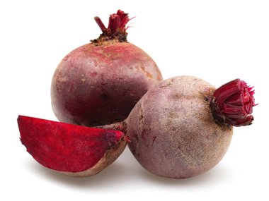 Taze kırmızı pancar kökleri ve beyaz arka plan üzerinde izole dilim