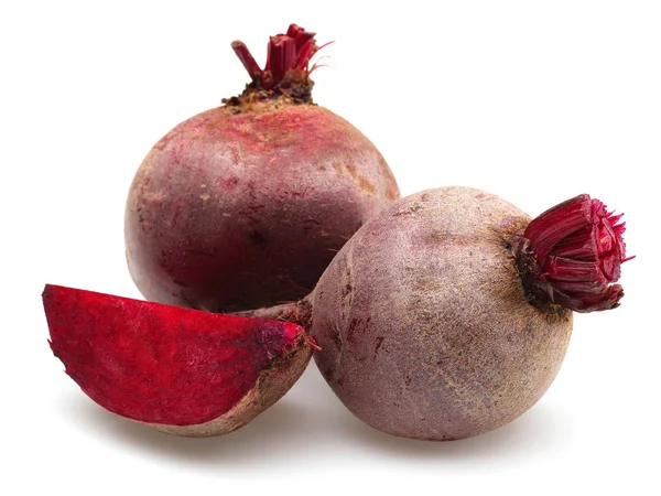 Taze kırmızı pancar kökleri ve beyaz arka plan üzerinde izole dilim