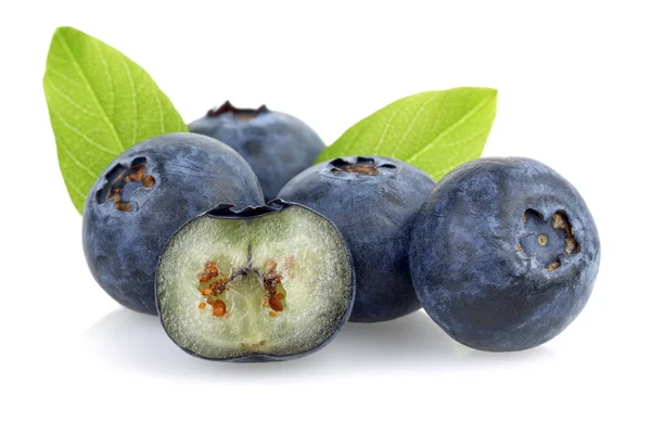 Frische Blaubeeren Mit Blättern Auf Weißem Hintergrund Makro Studioaufnahme — Stockfoto