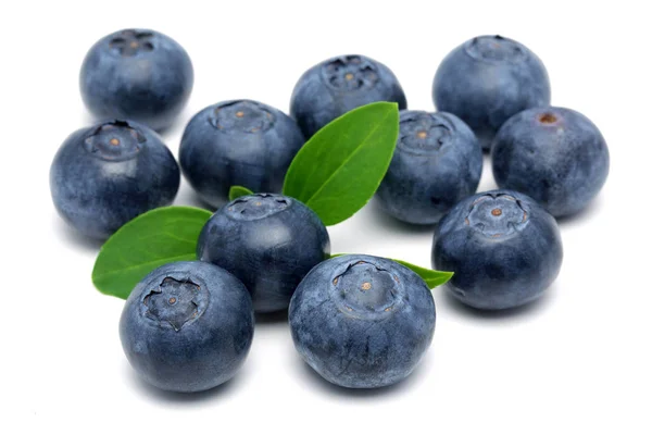 Frische Blaubeeren Mit Blättern Auf Weißem Hintergrund Makro Studioaufnahme — Stockfoto