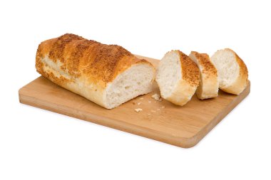 Kepekli ekmek kesme tahtası beyaz arka plan üzerinde izole ağaç işleme üzerine dilimlenmiş.
