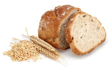 Dilimlenmiş ekmek ekmek buğday kulakları ve beyaz arka plan üzerinde izole taneleri ile
