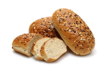 Beyaz arka plan üzerinde izole dilim tahıllı ekmek loafs. Stüdyo vurdu