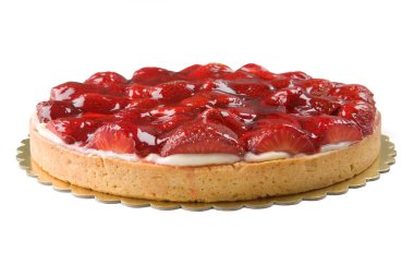 Çilekli tart beyaz arkaplanda izole edildi