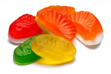 Beyaz arka plan üzerinde izole renkli sakızlı şeker