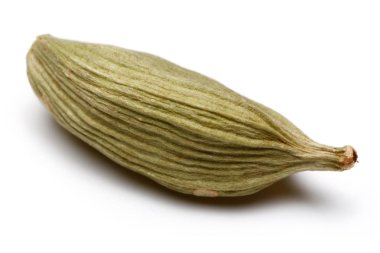 Beyaz arka plan üzerinde izole yeşil kakule pod. Makro, yakın çekim studio vurdu