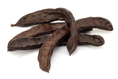 Beyaz arka plan üzerinde izole olgun keçiboynuzu pod