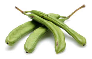 Beyaz arka plan üzerinde izole yeşil keçiboynuzu bakla