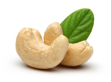 Beyaz arka plan üzerinde izole yeşil yaprakları ile ham kaju fıstığı