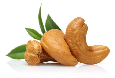 Beyaz arka plan üzerinde izole yeşil yaprakları ile kavrulmuş kaju fıstığı