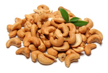 Beyaz arka plan üzerinde izole yeşil yaprakları ile kavrulmuş kaju fıstığı